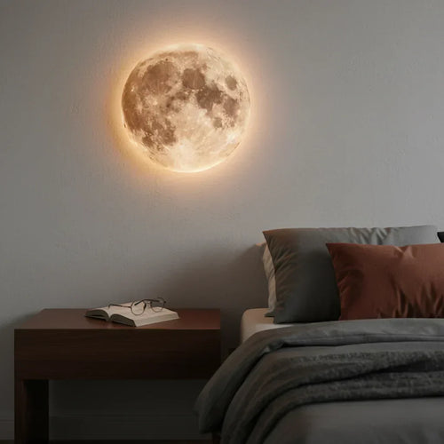 Applique murale lune LED — allumée sur un mur sombre